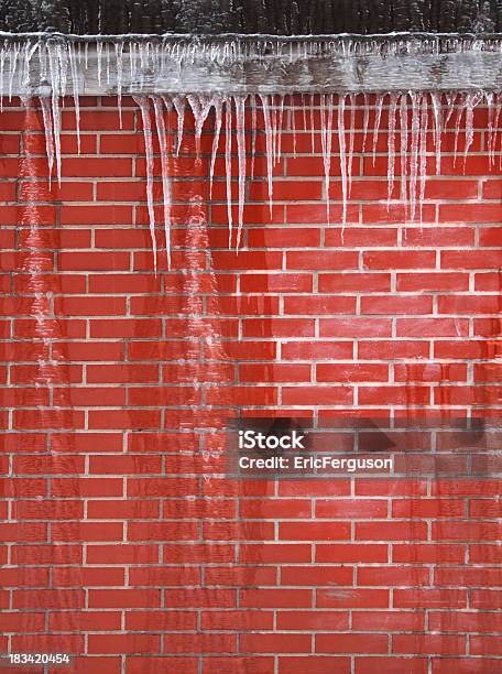 Sopel Pokryte Czerwony Mur Z Cegły - zdjęcia stockowe i więcej obrazów Bez ludzi - Bez ludzi, Cegła, Chłodny