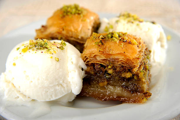 baklava con icecream perfecto - baklawa fotografías e imágenes de stock