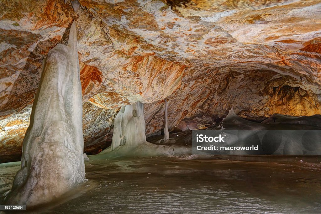 Cave e ghiaccio - Foto stock royalty-free di Ambientazione esterna