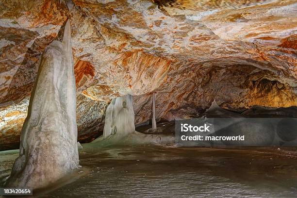 Cave E Ghiaccio - Fotografie stock e altre immagini di Ambientazione esterna - Ambientazione esterna, Attrezzatura per illuminazione, Bagnato