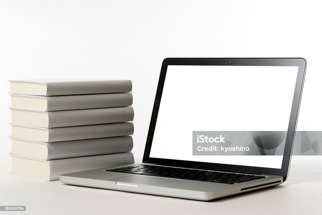 Isolato colpo di computer portatile con libri su sfondo bianco vuoto - Foto stock royalty-free di Affari