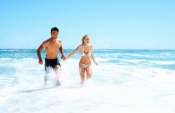 para zabawa na plaży - beach couple satisfaction playing zdjęcia i obrazy z banku zdjęć