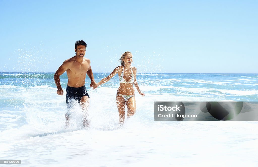 Casal se divertindo na praia - Foto de stock de 20 Anos royalty-free