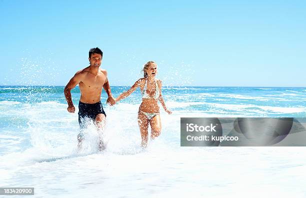 Foto de Casal Se Divertindo Na Praia e mais fotos de stock de 20 Anos - 20 Anos, 30 Anos, Adulto