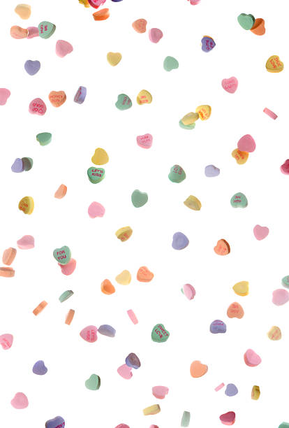 doce dia dos namorados confetti coração caindo isolado a branco - lots of candy hearts imagens e fotografias de stock