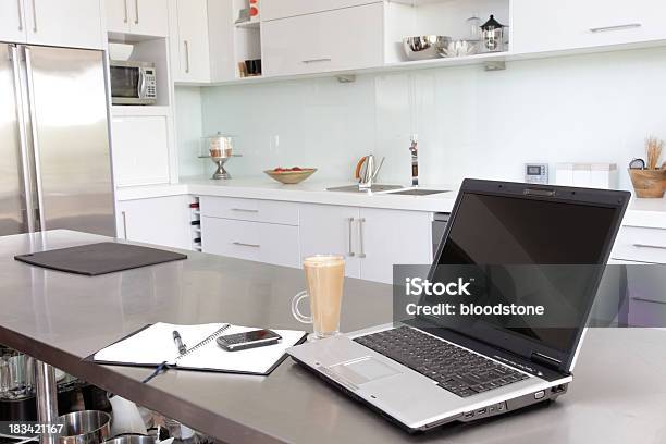 Laptop W Kuchni - zdjęcia stockowe i więcej obrazów Kuchnia - Kuchnia, Laptop, Praca w domu