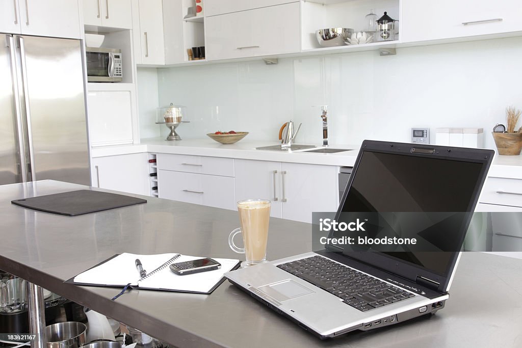 Laptop na cozinha - Foto de stock de Cozinha royalty-free