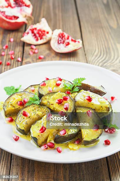 Berenjena Con Granada Y Comino Foto de stock y más banco de imágenes de Al horno - Al horno, Alimento, Arabia