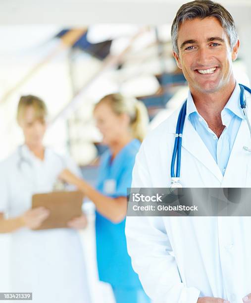 Cordial Y Seguro Médico Con Un Estetoscopio Foto de stock y más banco de imágenes de Doctor - Doctor, Personal de enfermería, 40-49 años