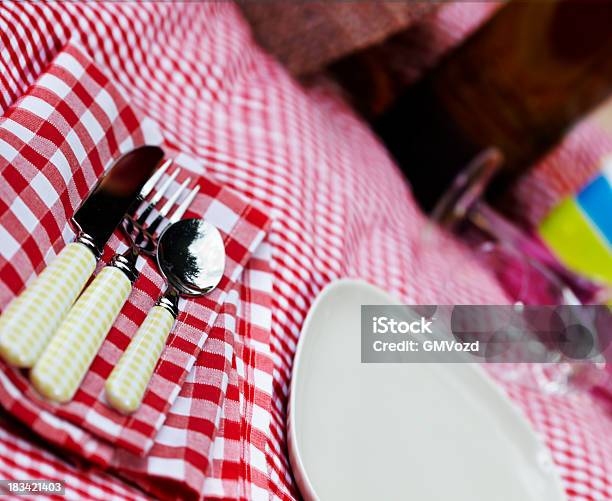 Tavolo Da Picnic Con Del Cibo - Fotografie stock e altre immagini di A quadri - A quadri, Albicocca, Alchol