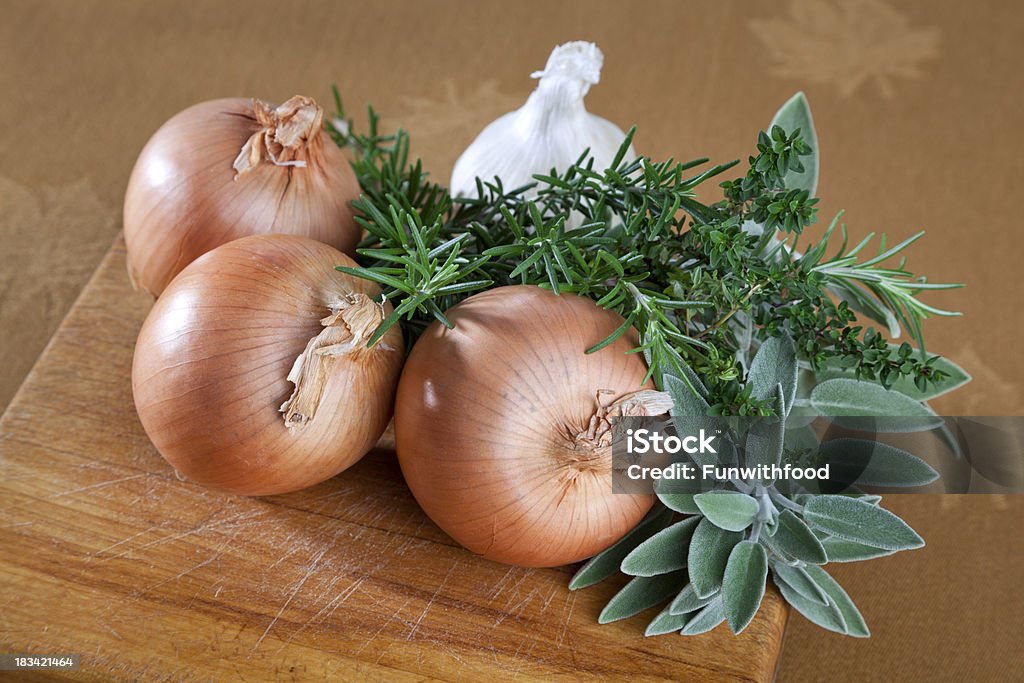 Zutaten, frischen Zwiebeln, Knoblauch, braun, Salbei, Thymian und Rosmarin Kräuter & - Lizenzfrei Bildhintergrund Stock-Foto