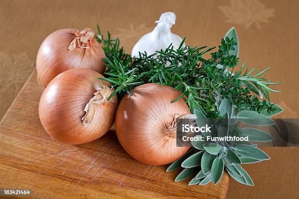 Zutaten Frischen Zwiebeln Knoblauch Braun Salbei Thymian Und Rosmarin Kräuter Stockfoto und mehr Bilder von Bildhintergrund