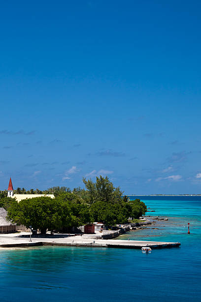 tiputa village e dock em rangiroa, polinésia francesa - french polynesia pier lagoon nautical vessel - fotografias e filmes do acervo