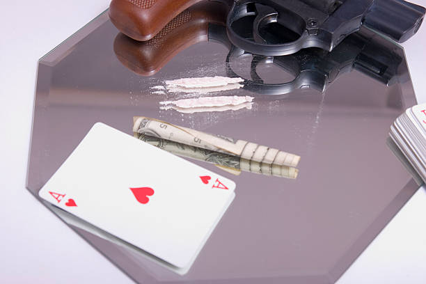 drogues jeux gun - narcotic gun medicine currency photos et images de collection