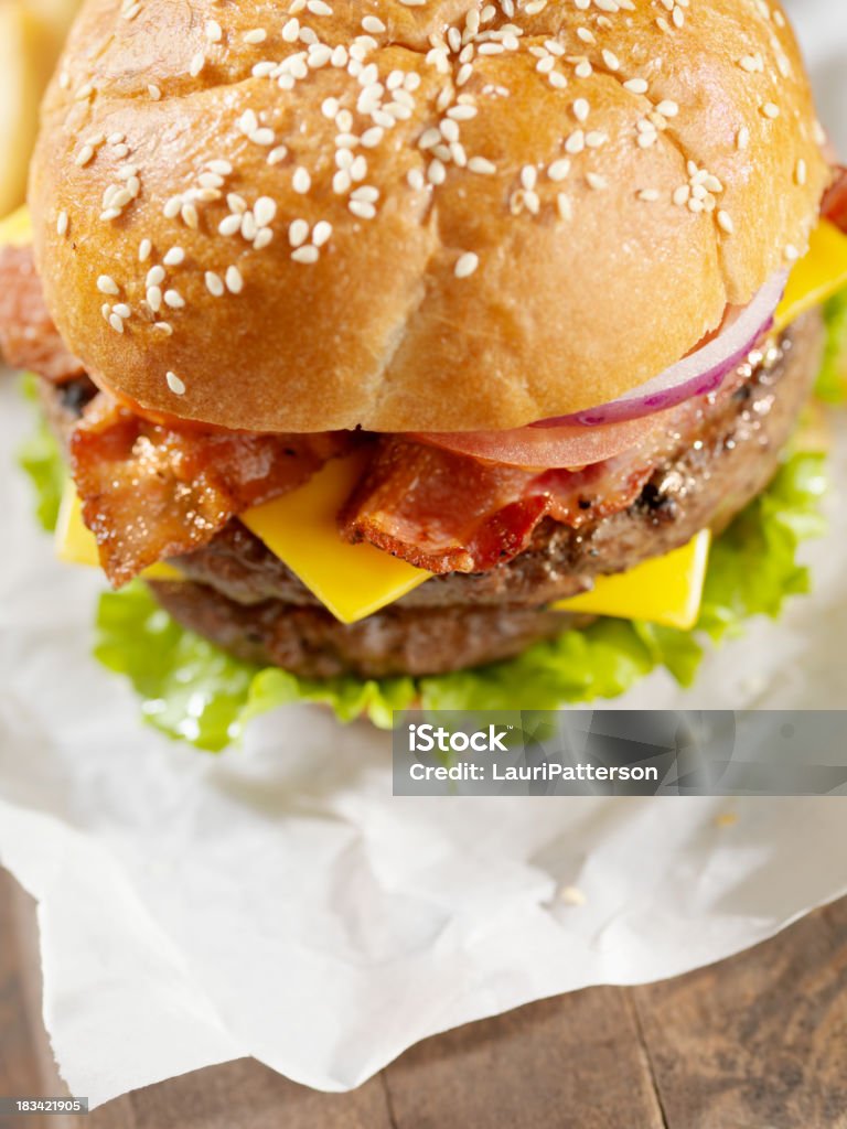 Hamburguesa con queso y tocino con camas dobles - Foto de stock de Hamburguesa con queso y tocino libre de derechos