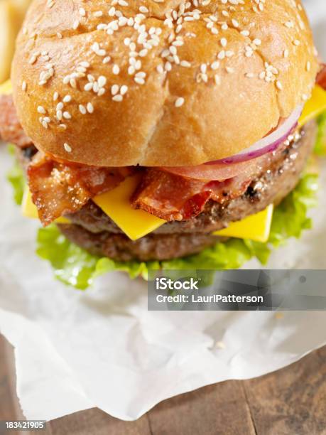 Hamburguesa Con Queso Y Tocino Con Camas Dobles Foto de stock y más banco de imágenes de Hamburguesa con queso y tocino - Hamburguesa con queso y tocino, Aderezo, Alimento