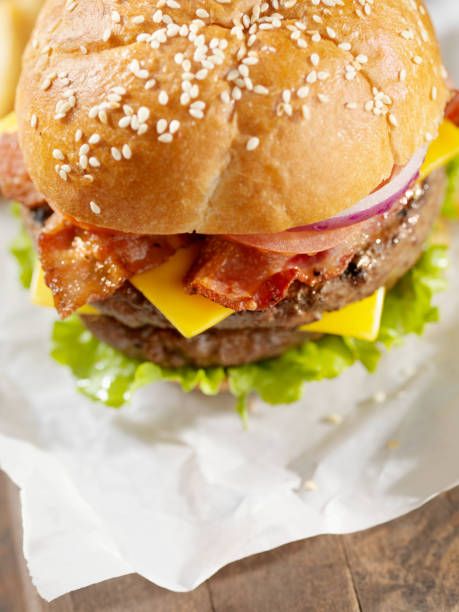 bacon double cheeseburger - hamburger burger symmetry cheeseburger imagens e fotografias de stock