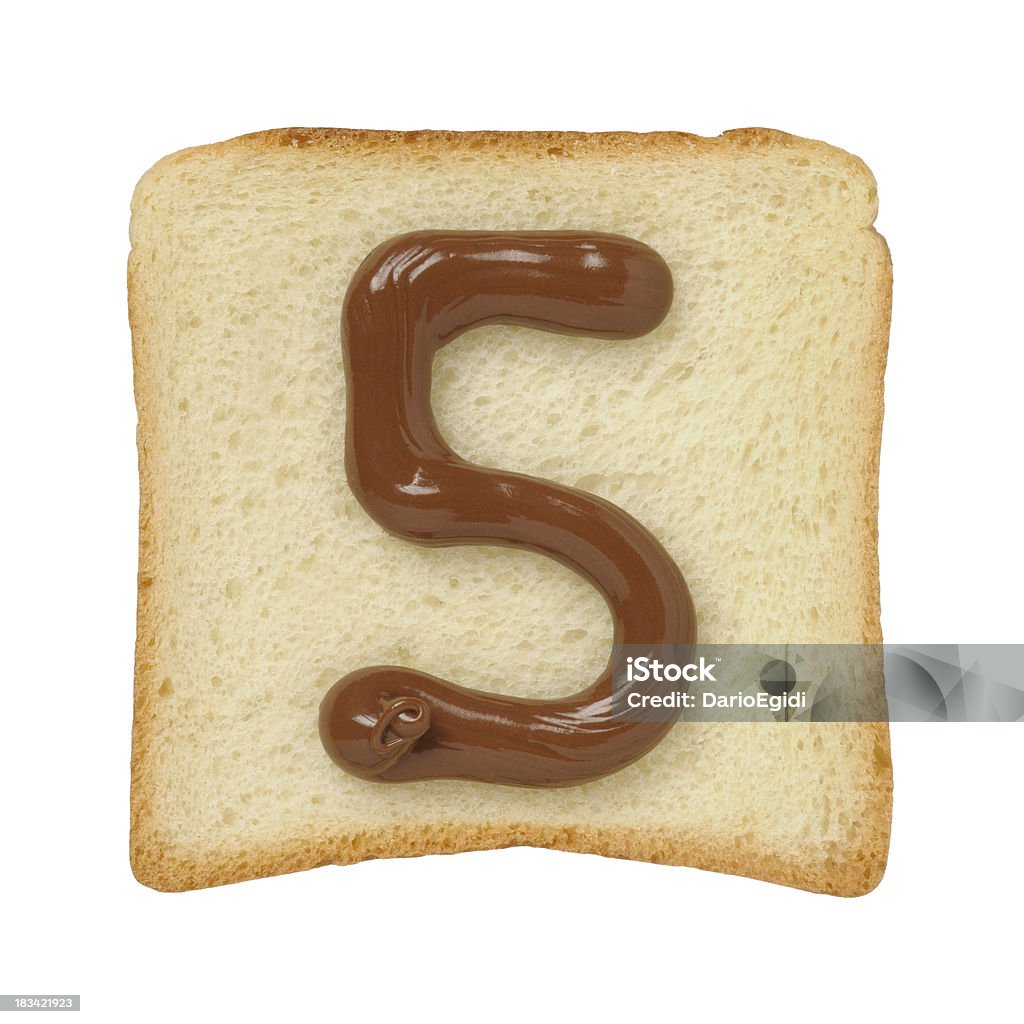 Cioccolato numero 5 su una tinloaf, sfondo bianco di scansione - Foto stock royalty-free di Alimento di base