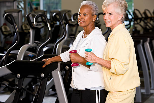 multiraciale femmes seniors gardez la forme dans la salle de sport - sc0450 photos et images de collection