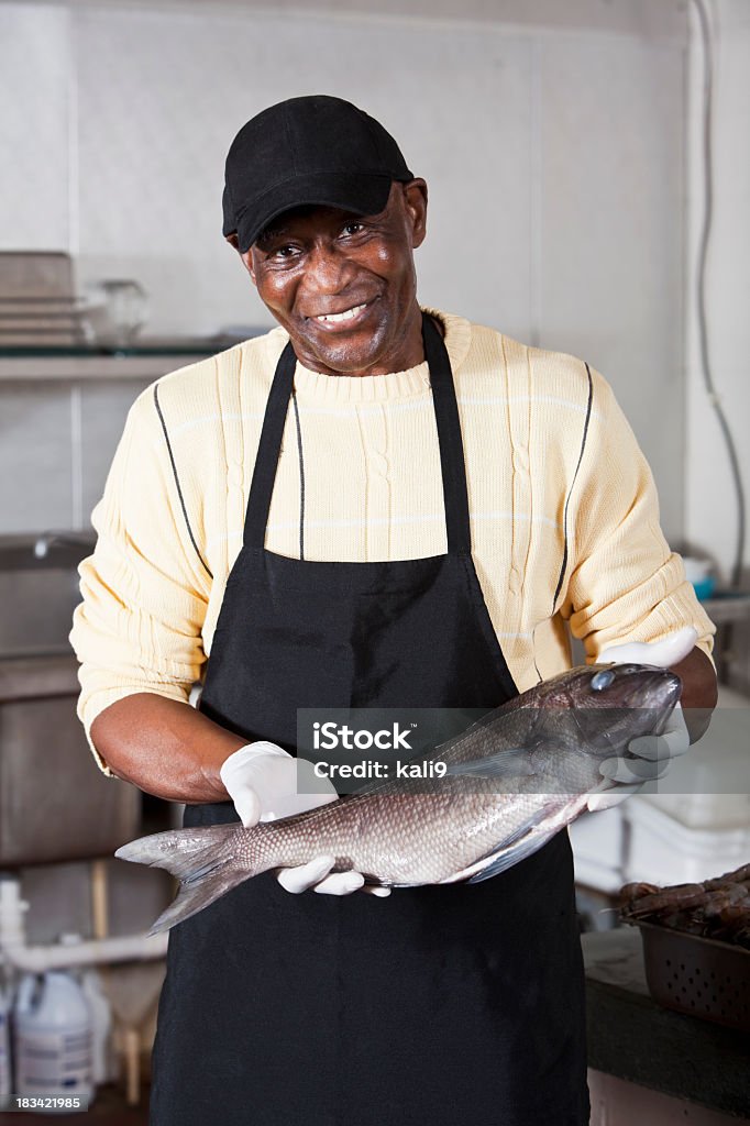 従業員の保持シーバスの魚市場 - 魚のロイヤリティフ��リーストックフォト