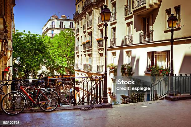 Photo libre de droit de Escalier Du Quartier Montmartre Paris France banque d'images et plus d'images libres de droit de Montmartre - Montmartre, Paris - France, Balcon