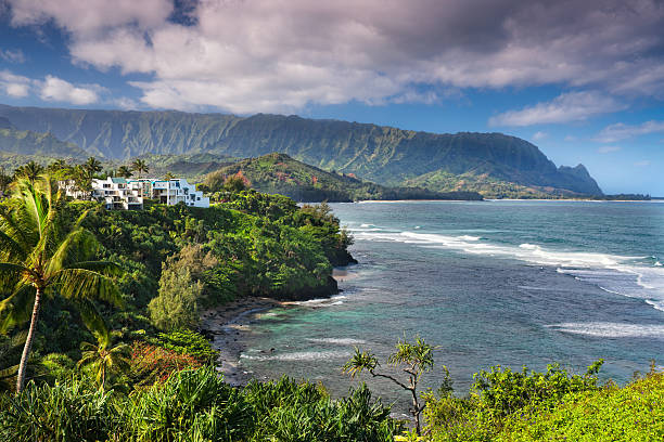 villégiature avec vue sur la baie de hanalei et les montagnes vert émeraude de kauai, à hawaï. - hawaii islands mountain kauai sea photos et images de collection