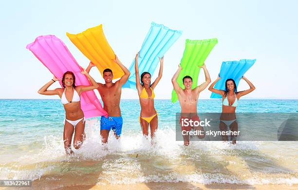 Radosny Ludzi Wyjście W Morze - zdjęcia stockowe i więcej obrazów Materac - Materac, Plaża, Trzymać