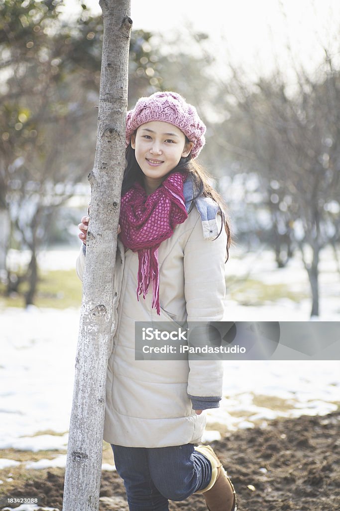 Ragazza sul campo di neve - Foto stock royalty-free di 2000-2009