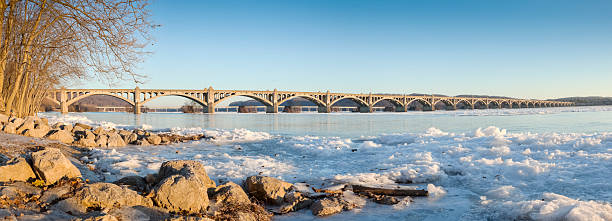 columbia-라이츠빌 구름다리-겨울맞이 함께 서스쿼해나 강의 파노라마 - bridge pennsylvania susquehanna river concrete 뉴스 사진 이미지