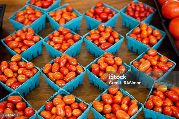 Foto de Uva Tomatos e mais fotos de stock de Agricultura - Agricultura, Alimentação Saudável, Arranjo