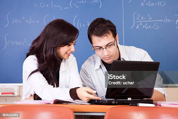 Foto de Homem E Mulher Trabalhando Com Um Laptop e mais fotos de stock de Dados Pessoais - Dados Pessoais, Educação, Escola