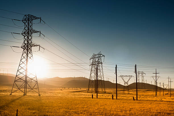 powerlines en california, estados unidos - red eléctrica fotografías e imágenes de stock