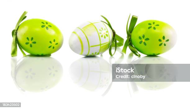 Verde Huevos De Pascuas Foto de stock y más banco de imágenes de Huevo de Pascua - Huevo de Pascua, Color vibrante, Fondo blanco