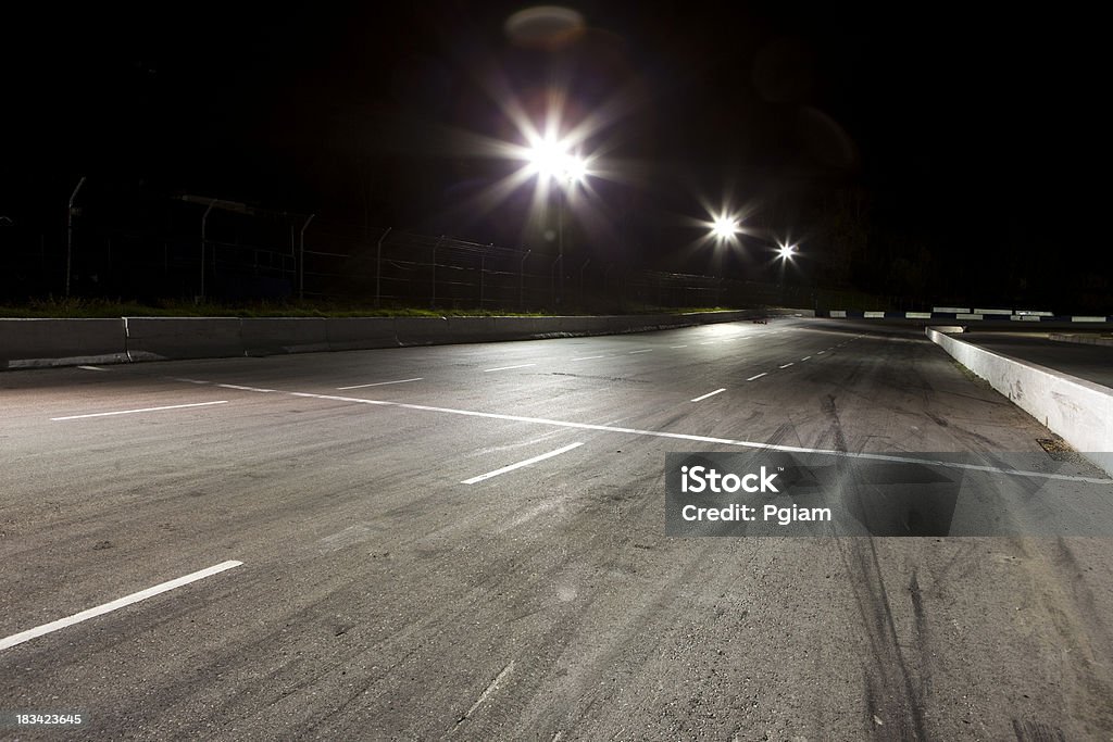 Nuit sur la piste de course - Photo de Nuit libre de droits