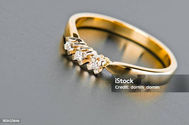 Zbliżenie Pojedynczy Złoty Pierścień Z Diamentów Na Stałe Gray - zdjęcia stockowe i więcej obrazów Złoto - metal