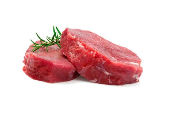 dos materias primas bistecs - filet mignon steak fillet beef fotografías e imágenes de stock