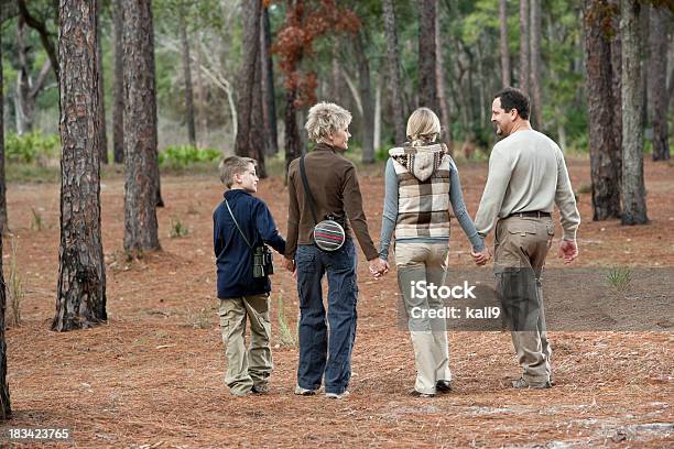 Familia De Cuatro Pasos Juntos En El Parque Foto de stock y más banco de imágenes de 10-11 años - 10-11 años, 14-15 años, 30-39 años