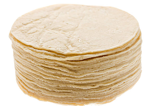 stapel mexikanische tortillas isoliert - tortillas stock-fotos und bilder