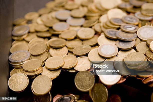 Euro In Den Abgrund Stürzt Stockfoto und mehr Bilder von EU-Währung - EU-Währung, Euro-Symbol, Geldmünze
