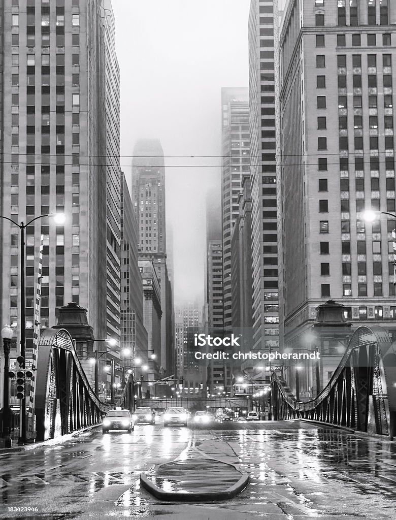 Чикаго LaSalle Boulevard в дождь - Стоковые фото Чикаго - Иллинойс роялти-фри