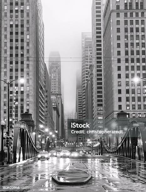 Чикаго Lasalle Boulevard В Дождь — стоковые фотографии и другие картинки Чикаго - Иллинойс - Чикаго - Иллинойс, 1920-1929, Стиль ретро