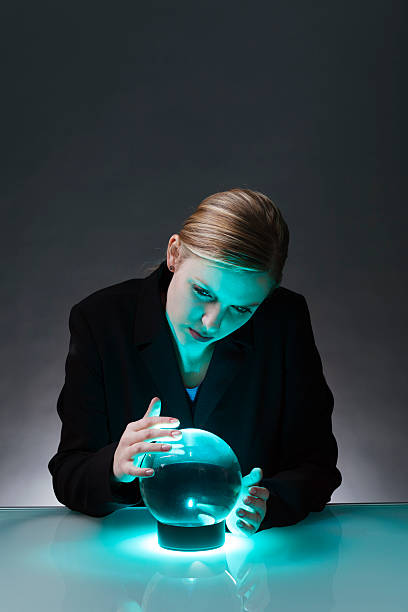 femme d'affaires avec boule de cristal predicting avenir de l'économie et du marché - transparent crystal crystal ball human hand photos et images de collection