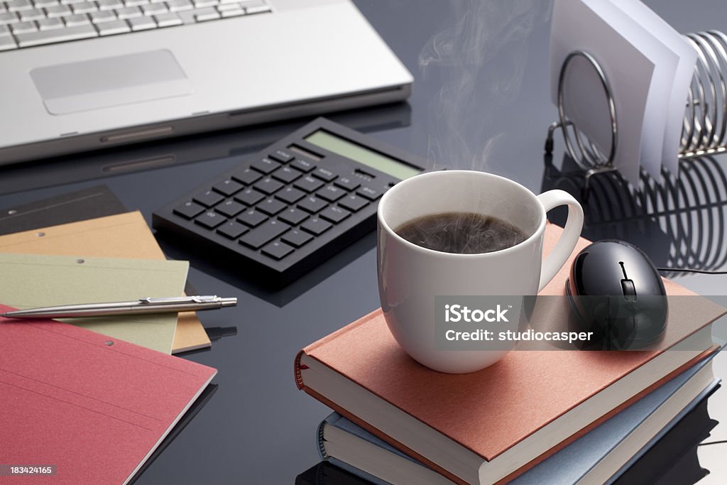 ホットコーヒー、オフィスデスク - お茶の時間のロイヤリティフリーストックフォト