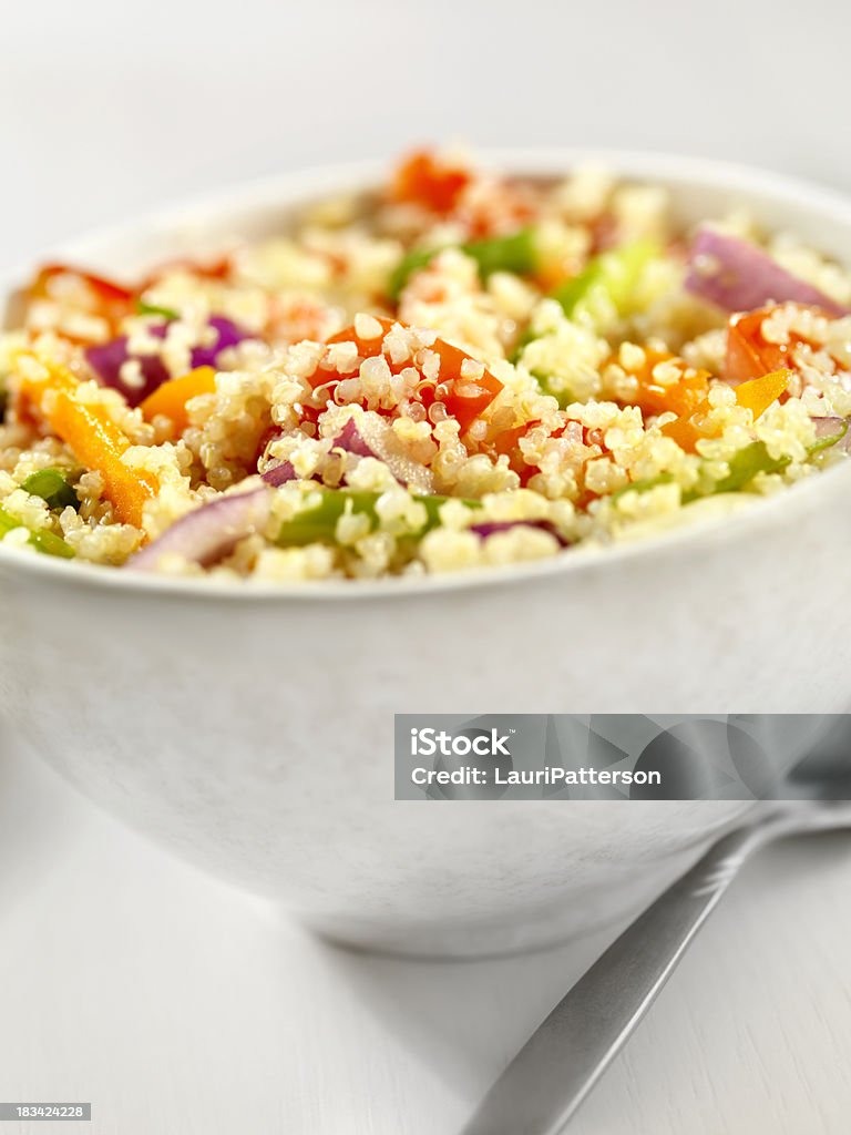 Sałatka Quinoa i warzyw - Zbiór zdjęć royalty-free (Komosa ryżowa)