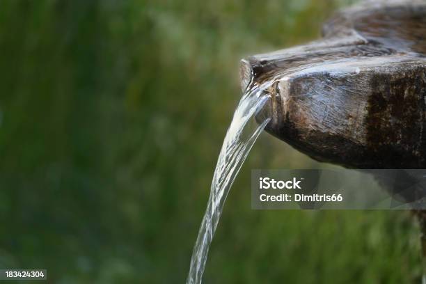 Foto de Água Caindo Do Chafariz De Pedra De Primavera e mais fotos de stock de Antigo - Antigo, Característica arquitetônica, Comida e bebida