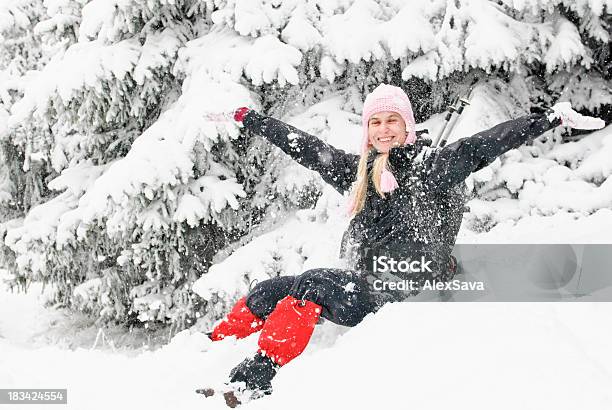 Молодая Женщина Наслаждаясь Снег — стоковые фотографии и другие картинки 20-24 года - 20-24 года, Белый, Благополучие