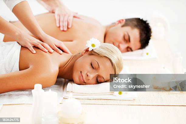Romantisches Paar Hat Einen Rücken Massage Im Spacenter Stockfoto und mehr Bilder von Alternative Behandlungsmethode