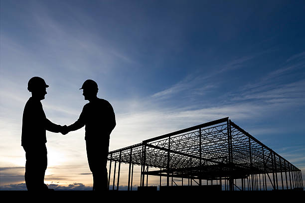 apretón de manos de construcción en sitio - construction construction site handshake built structure fotografías e imágenes de stock