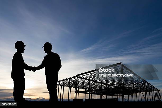 Cantiere Di Handshake - Fotografie stock e altre immagini di Cantiere di costruzione - Cantiere di costruzione, Industria edile, Stringersi la mano