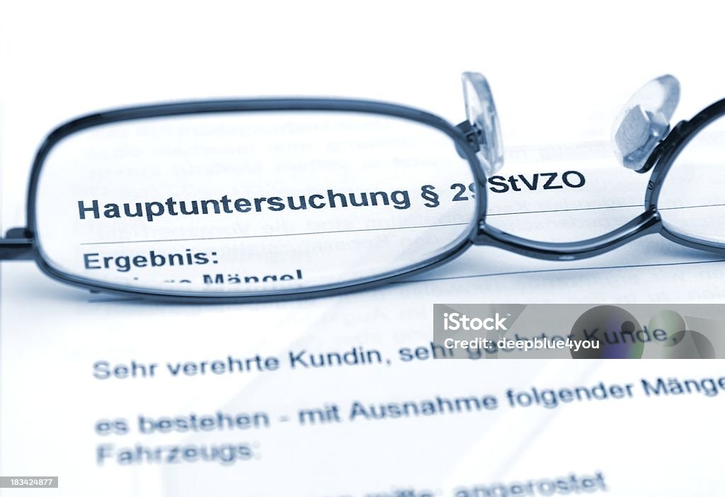 Fahrzeug Hauptuntersuchung -Tüv, gafas en alemán documento - Foto de stock de Alemania libre de derechos